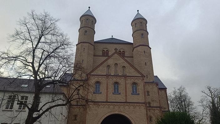 Zu sehen ist die St.Pantaleon Kirche von außen