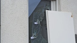 Zerstörtes Fenster nach Schüssen