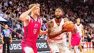 Devin Booker vom FC Bayern versucht gegen Lars Thiemann (l.) zum Wurf zu kommen