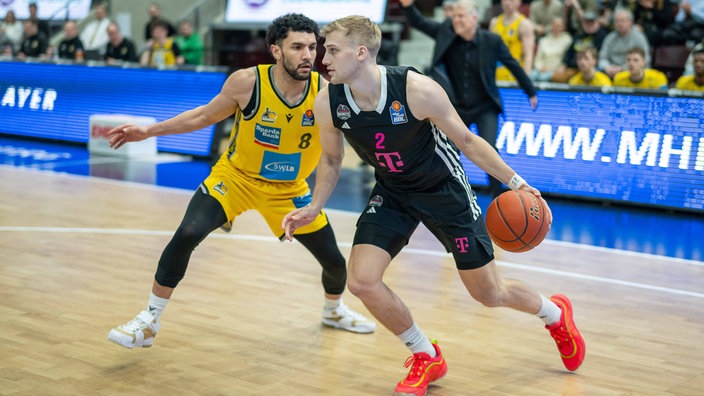 Sam Griesel von den Telekom Baskets Bonn dribbelt mit dem Ball