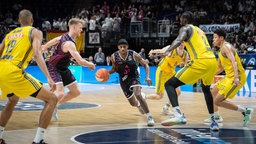 Glynn Watson Jr von den Baskets Bonn dribbelt mit dem Ball