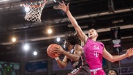 Thomas Kennedy (Baskets Bonn) verteidigt den Korb