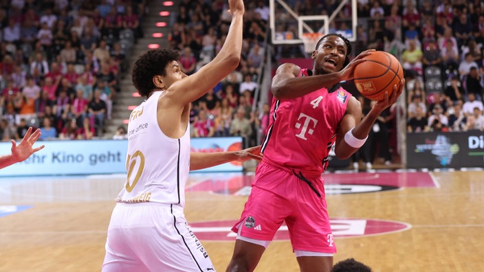 Kampf um den Ball in Bonn