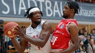 Brian Fobbs von den Telekom Baskets Bonn im Duell mit Darius Perry von den Würzburg Baskets