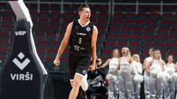 VEF Rigas Spieler Dairis Bertans freut sich über einen gemachten Korb gegen die Telekom Baskets aus Bonn