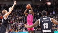 Basketballer Glynn Watson von den den Baskets Bonn im Wurf beim BBL-Spiel gegen die Hamburg Towers