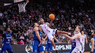 Darius McGhee (am Ball) von den Telekom Baskets Bonn.