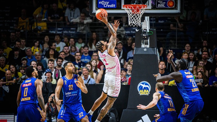 Savion Flagg (Baskets Bonn) alleine gegen die gesamte Berliner Defensive.