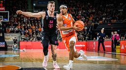 Thomas Kennedy von den Telekom Baskets Bonn im Zweikampf gegen den Ulmer Alfonso Plummer