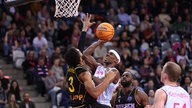 Glynn Watson von den Telekom Baskets Bonn am Ball im Champions-League-Spiel gegen Ludwigsburg.