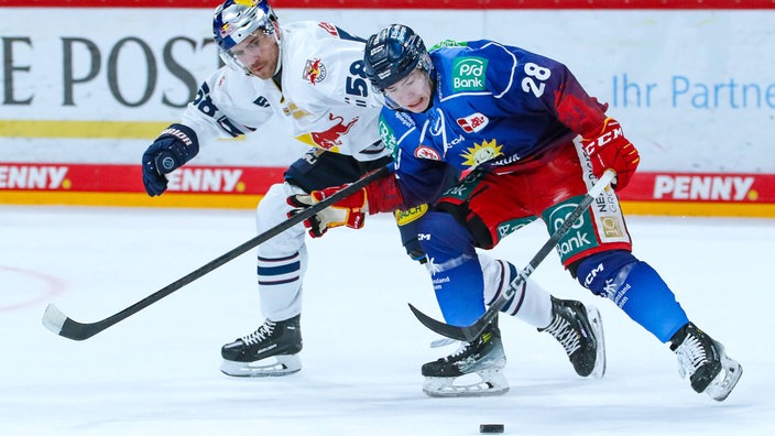 Eishockey-Profi Alexander Ehl (r.) von der Düsseldorfer EG im DEL-Spiel gegen den EHC München