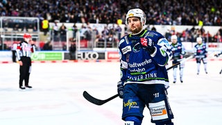 Branden Troock von den Iserlohn Roosters bejubelt seinen Treffer im Spiel gegen die Nürnberg Ice Tigers.