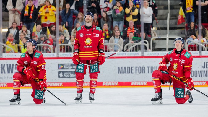 Die Spieler der DEG verfolgen mit bangen Blicken die Schlussphase des Spiels in Iserlohn auf dem Videowürfel.