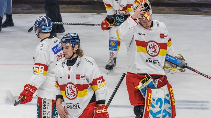 Die Spieler der Düsseldorfer EG sind nach einer 2:10-Klatsche bei den Eisbären Berlin enttäuscht.