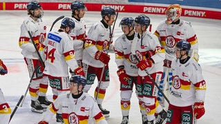 Enttäuscht: Die Spieler der Düsseldorfer EG nach einer Klatsche gegen Straubing (Archivbild).