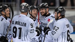 Jubelnde Spieler der Kölner Haie