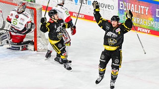 Christian Ehrhoff (r.) von den Krefeld Pinguinen reißt die Arme zum Jubel hoch