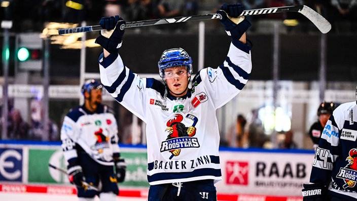 Leonhard Korus von den Iserlohn Roosters beim Jubeln