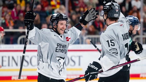 Kölns Frederik Storm (l) und Louis-Marc Aubry jubeln