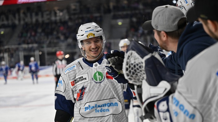 Thomas Christian jubelt nach dem 1:0 für Iserlohn 