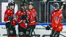 Jubelnde Spieler der Kölner Haie