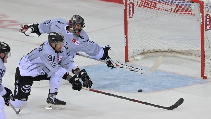 Torwart Julius Hudacek Koelner Haie 35 kann noch klaeren