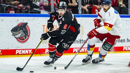 Maximilian Kammerer (l./Kölner Haie) gegen Sinan Akdag (Düsseldorfer EG )