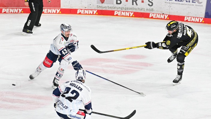 Marcel Müller von den Krefeld Pinguins im Spiel gegen die Blue Devils Weiden