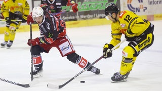 Matt Marcinew von den Krefeld Pinguinen erobert den Puck