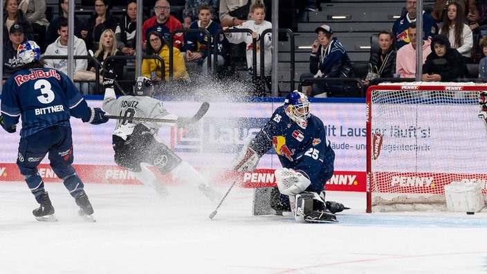 Justin Schütz trifft für die Kölner Haie beim EHC München