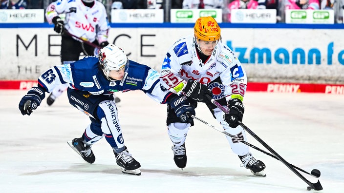 Fabian Herrmann (Fischtown Pinguins Bremerhaven) Manuel Alberg (Iserlohn Roosters)