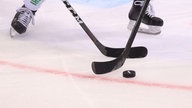 Zwei Eishockey Spieler kämpfen u m den Puck