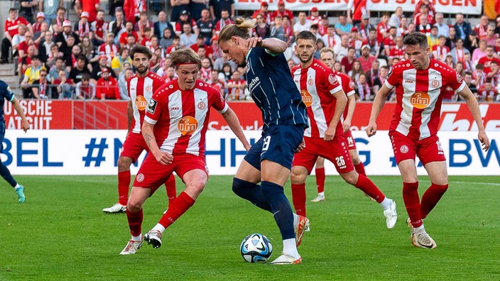 Fynn Lakenmacher von 1860 München im Zweikampf gegen Felix Götze von Rot-Weiss Essen