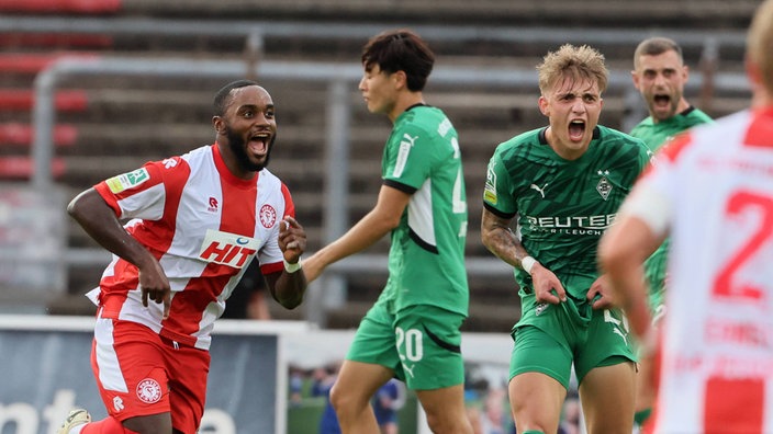 Arnold Budimbu (Fortuna Köln) jubelt nach seinem Tor zum 2:0 gegen Borussia Mönchengladbach II