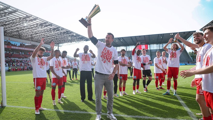 Essens Trainer Christoph Dabrowski feiert mit seiner Mannschaft und dem Niederrheinpokal