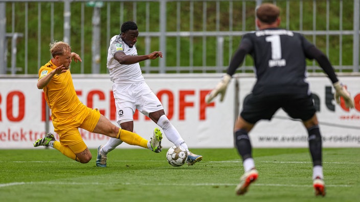 Tim Stappmann (l.) vom KFC Uerdingen und Abdul Fesenmeyer SV Rödinghausen im Kampf um den Ball