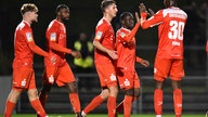 Die Spieler von Rot-Weiß Oberhausen bejubeln den Treffer gegen den VfB Homberg im Achtelfinale des Niederrheinpokals.