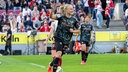 Pernille Harder vom FC Bayern München jubelt nach einem Tor gegen den 1. FC Köln