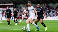 Nicole Billa (1. FC Köln, 17) und Vanessa Fürst (SGS Essen, 8) im Zweikampf um den Ball