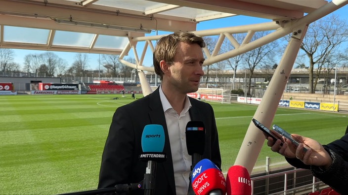 Sportfunktionär Simon Rolfes von Bayer Leverkusen im Interview