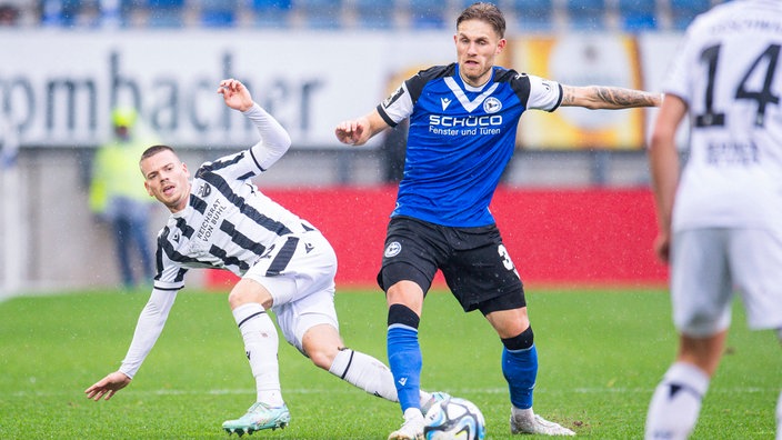 : L-R Jonas Weik Sandhausen, Leandro Putaro Bielefeld 