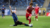 Arminia Bielefelds Kaito Mizuta (r.) im Zweikampf mit Mannheims Marcel Seegert