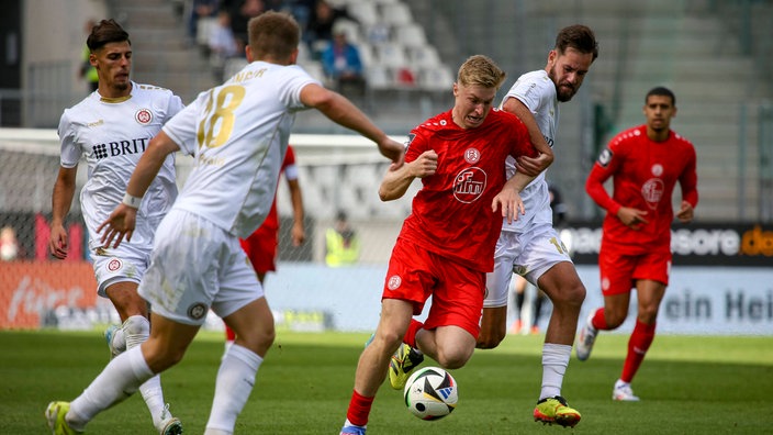 Julian Eitschberger von Rot-Weiss Essen dribbelt mit dem Ball