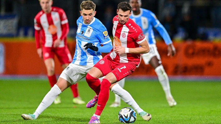 Andreas Wiegel (Rot-Weiss Essen) und Julian Guttau (TSV 1860 München) im Zweikampf