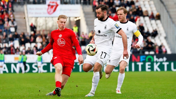 Julian Eitschberger von Rot-Weiss Essen in Aktion gegen die TSV 1860 München