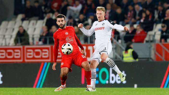 Zweikampf aus der Drittliga-Partie zwischen Rot-Weiss Essen und dem SC Verl