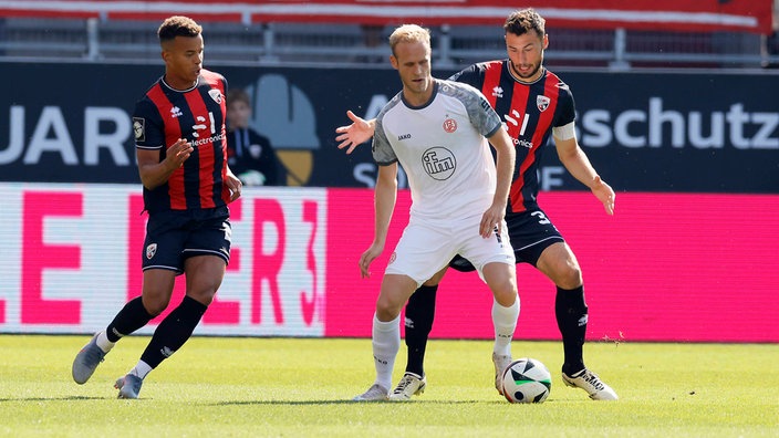 Lukas Brumme (mitte) von Rot-Weiss Essen am Ball 