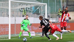 Strafraumsituation beim Fußballspiel RW Essen gegen SC Verl