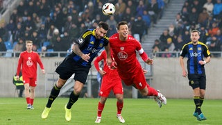 Michael Schulz von Rot-Weiss Essen im Duell mit Kai Brünker vom 1. FC Saarbrücken.