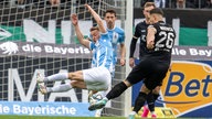 Fabian Greilinger (TSV 1860 München) wirft sich vor den Ball von Sebastian Mrowca (SC Preussen Münster).